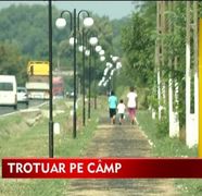 Doar la romani e posibil asa ceva - trotuarul din mijlocul porumbului!